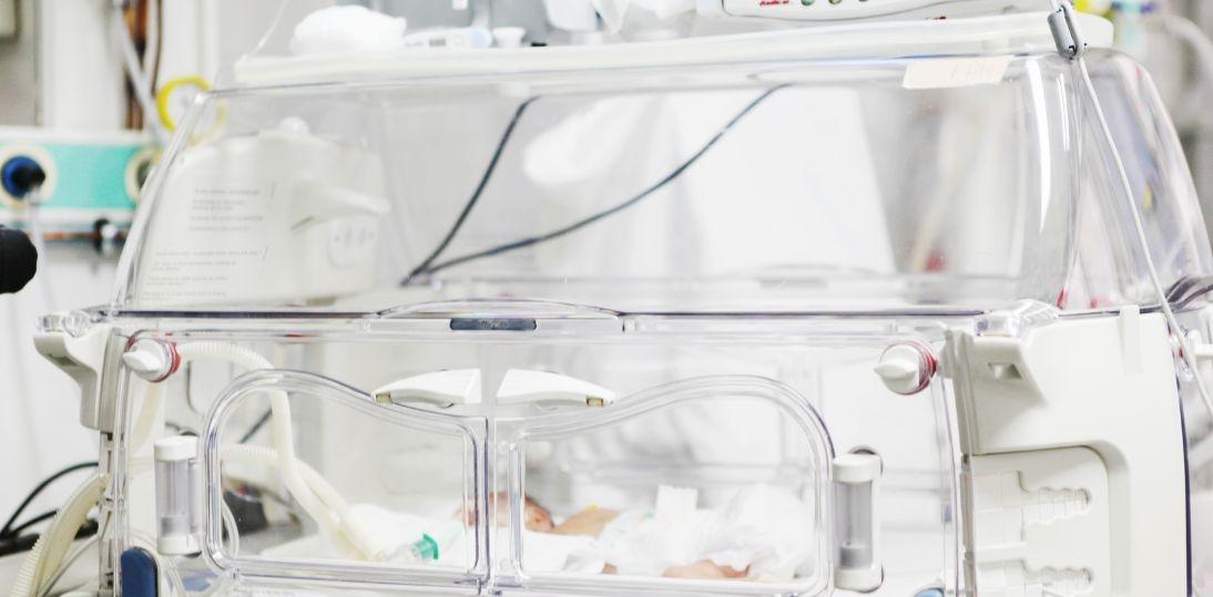 Lekarze z Białegostoku zastosowali hybrydową pompę insulinową u ważącego niespełna kilogram wcześniaka. To może być światowy rekord