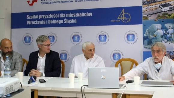Przełom w chirurgii onkologicznej. We Wrocławiu wykonano pionierską rekonstrukcję kości łokciowej