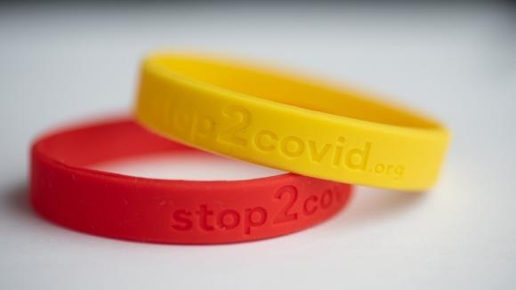 Opaska na nadgarstku jako sygnał o preferowanym dystansie społecznym w czasach pandemii