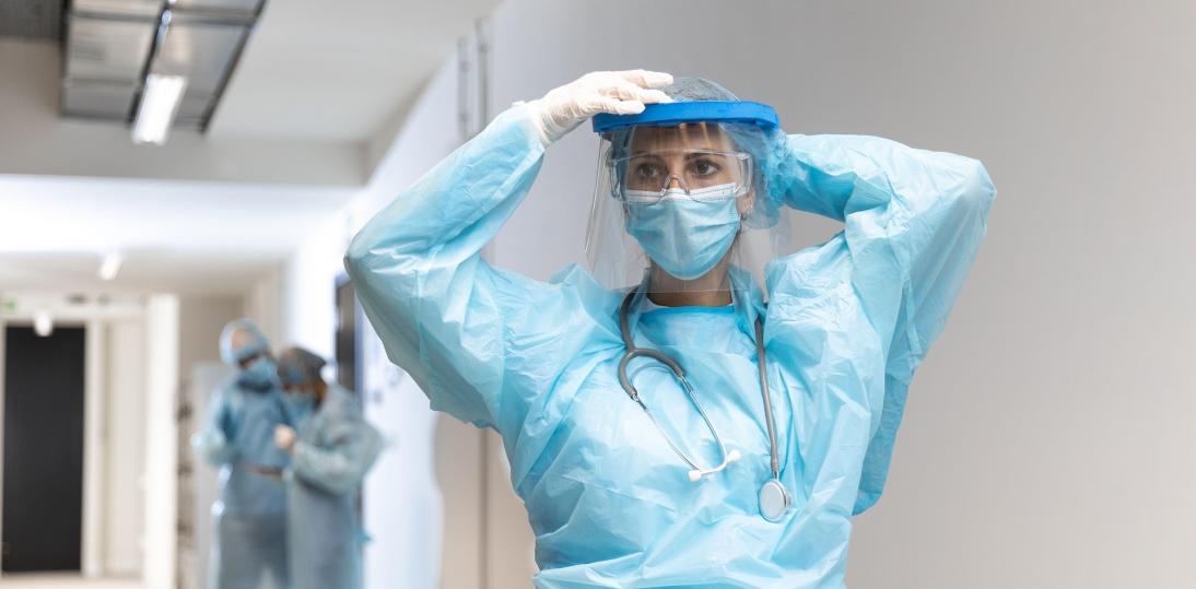 Prawo.pl: brak obowiązkowej kwarantanny – 30 tysięcy medyków wróci do szpitali