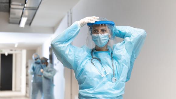 Prawo.pl: brak obowiązkowej kwarantanny – 30 tysięcy medyków wróci do szpitali