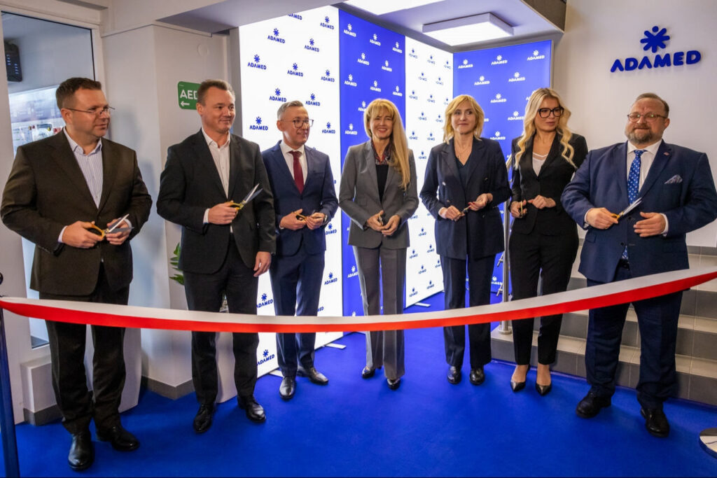 Adamed Pharma otwiera nowe laboratoria R&D do rozwoju leków wziewnych oraz laboratoria mikrobiologii w Pabianicach