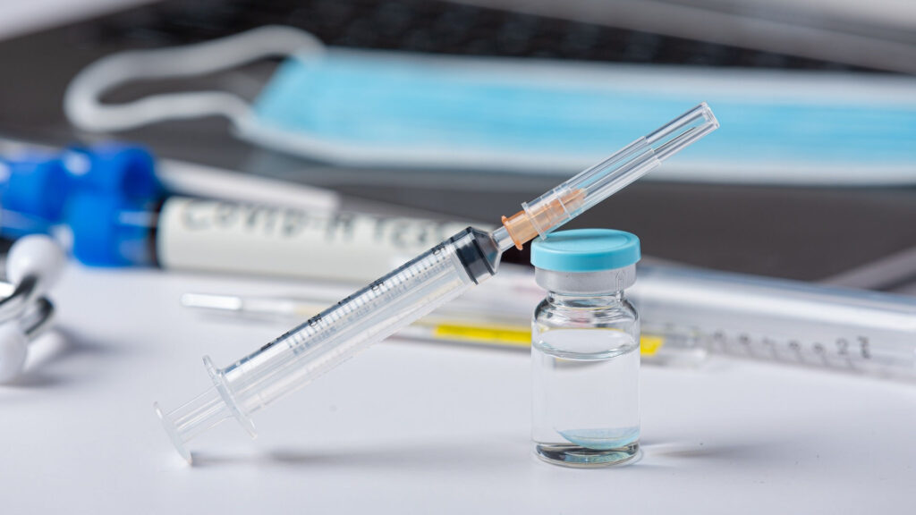 Będzie więcej szczepień w aptekach. Lekarze i farmaceuci apelują o nowe rozwiązania przed nadchodzącym sezonem infekcyjnym