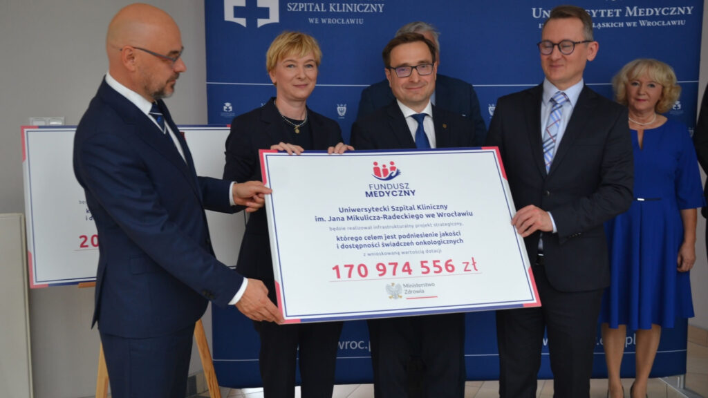 Ponad 204 mln dofinansowania dolnośląskiej onkologii na rozwój diagnostyki molekularnej i chirurgii robotowej