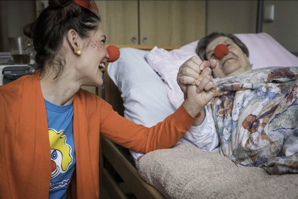 U ponad 60 proc. starszych pacjentów pobyt w szpitalu budzi negatywne emocje, tylko 9 proc. może liczyć na pomoc w opanowaniu lęku i stresu