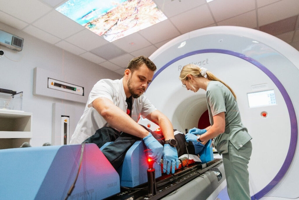 Radioterapia przyszłości już dziś. W COZL rozpoczęto zabiegi z zastosowaniem radioterapii adaptacyjnej w czasie rzeczywistym