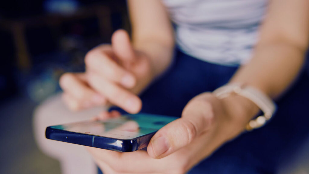 Co drugi Polak nie ma odwagi zareagować w przypadku kryzysu psychicznego w social mediach – a Ty? Klikasz dalej czy działasz? – wyniki badania