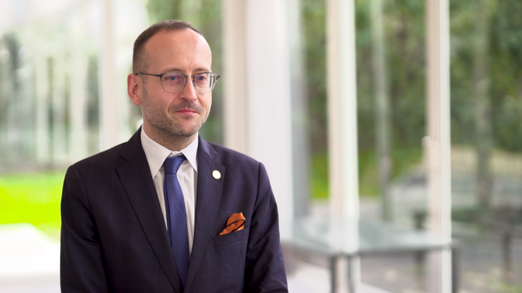 Deficyty kadrowe w służbie zdrowia powodują przemęczenie lekarzy, a unijne limity czasu pracy mogą zamykać placówki