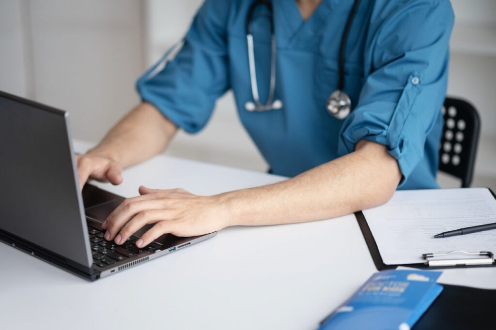Centralna e-rejestracja w Polsce już działa. Jak zapisać się do kardiologa oraz na mammografię i cytologię i co to zmienia w kolejkach