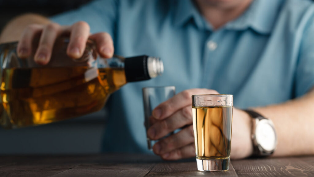 ZUS każdego roku przeznacza miliony złotych na wypłatę świadczeń na tzw. rentę alkoholową