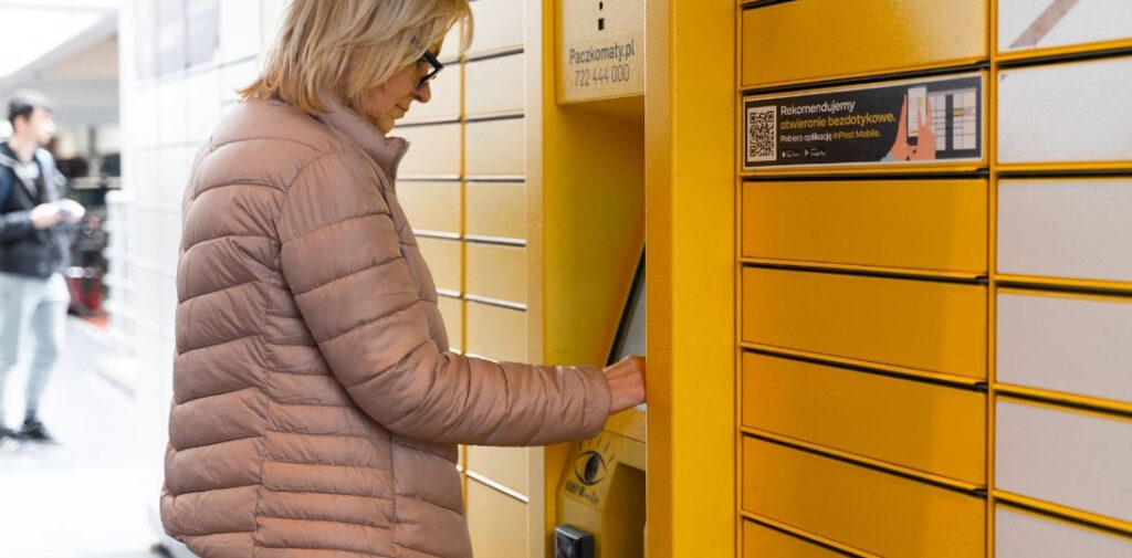 Automaty paczkowe w Polsce stają się dostępniejsze dla osób z niepełnosprawnościami. Pojawiają się również usprawnienia dla seniorów