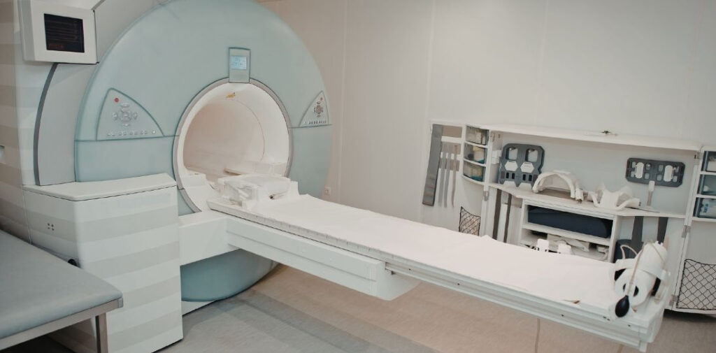Kontrast w diagnostyce udaru a nerki. Nowe badanie pokazuje, że ryzyko powikłań jest niskie