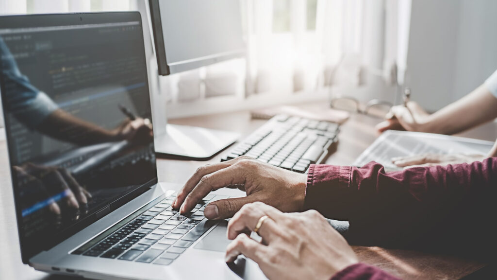 Setki tysięcy złotych pozostają w systemie ochrony zdrowia dzięki używanemu oprogramowaniu. Szpitale coraz chętniej sięgają po software z drugiej ręki