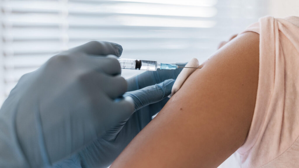 Tylko 13 % zaszczepionych przeciw HPV – co piąty program Narodowej Strategii Onkologicznej zawodzi?