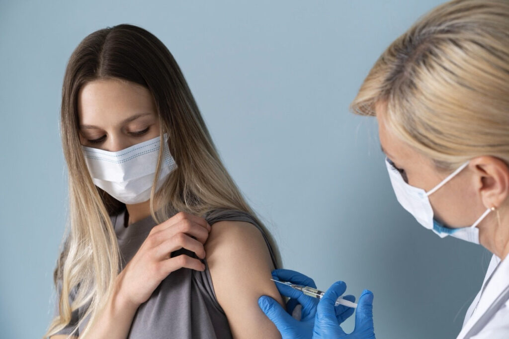 Szczepienia przeciw HPV – pierwszy rok programu w szkołach i wyzwania na przyszłość