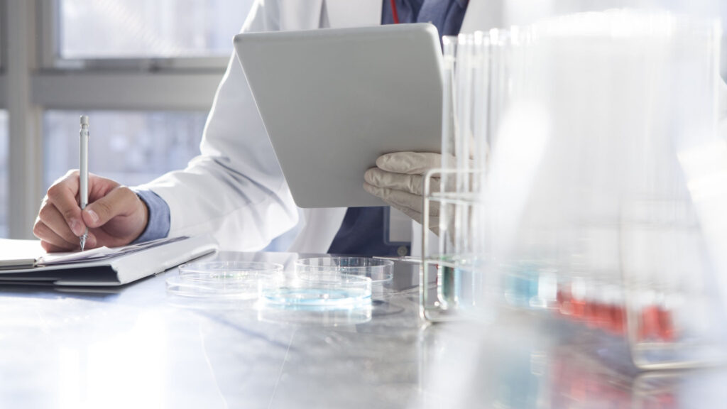 Sztuczna inteligencja zmienia farmację. Rynek AI urośnie do 16,5 mld dolarów, a technologie kwantowe wejdą do badań klinicznych