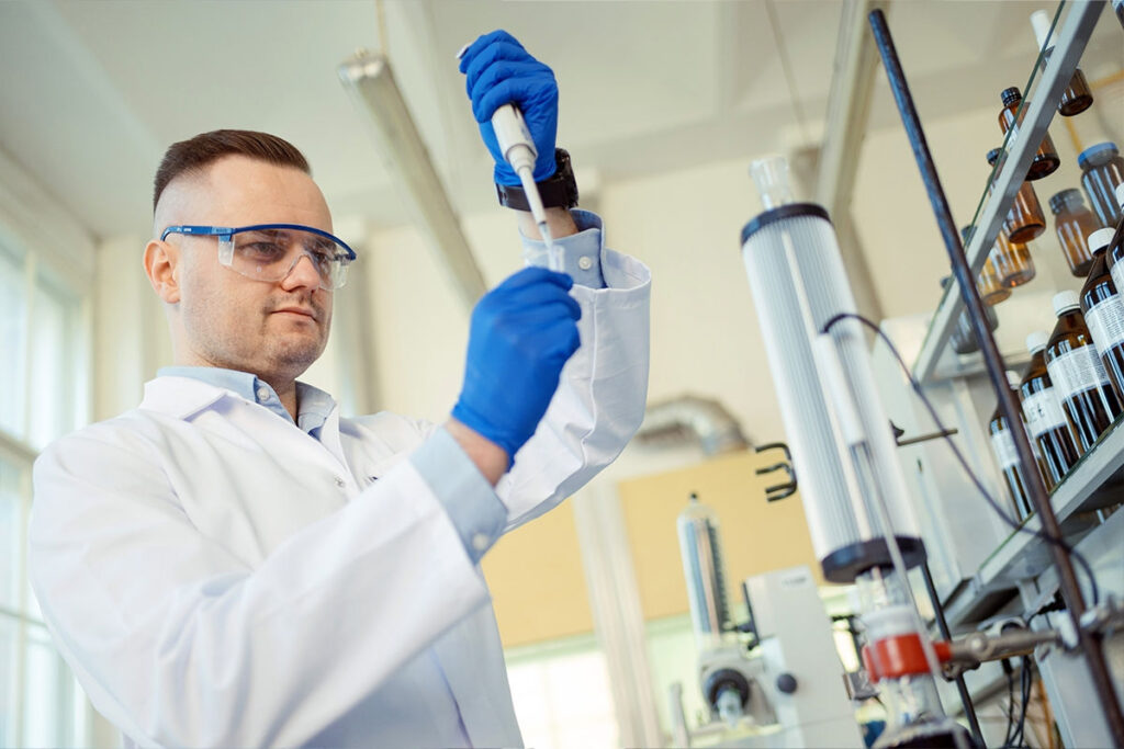 Polscy naukowcy wyselekcjonowali związki chemiczne, które pomogą opracować nowy lek na COVID-19