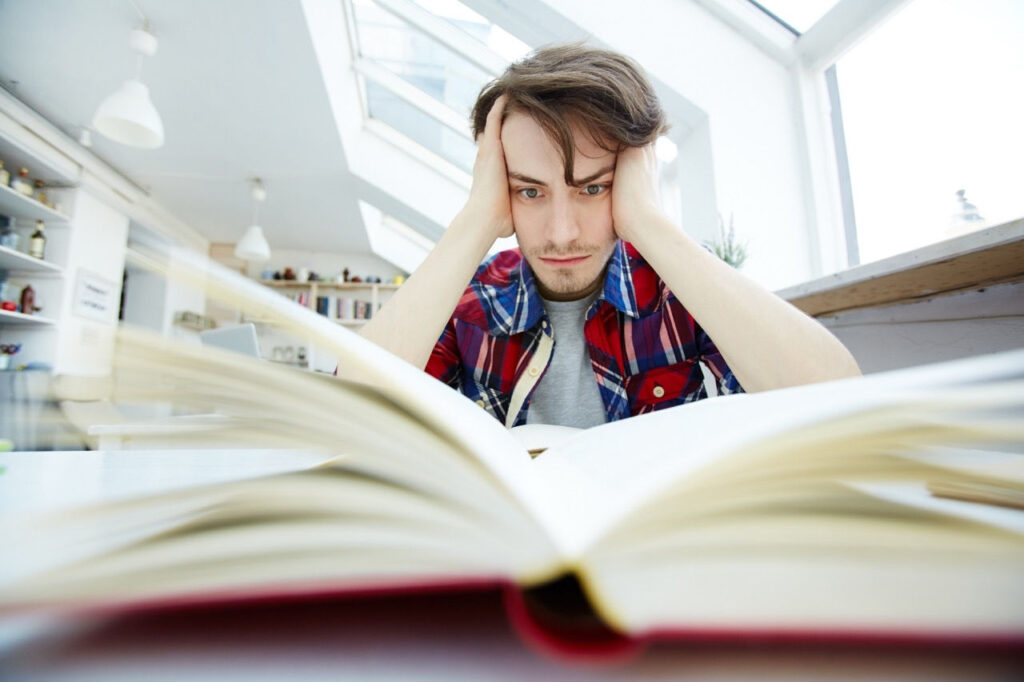 Stres i presja wyników zwiększają ryzyko kryzysów psychicznych u studentów. Nowe badanie UMW pokazuje kluczowe mechanizmy