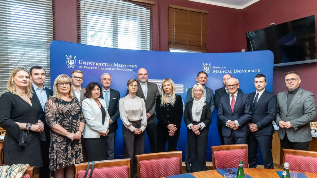 10 szpitali z Dolnego Śląska utworzyło Uniwersytecką Sieć Edukacji Klinicznej (USEK).