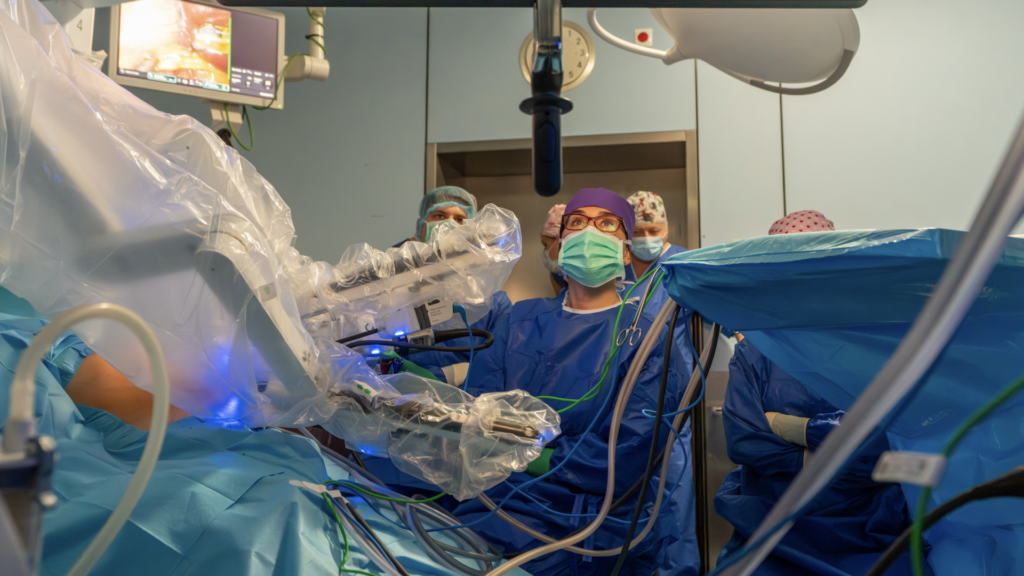 Pierwsze w Polsce operacje z użyciem robota da Vinci 5. generacji w Szpitalu Medicover