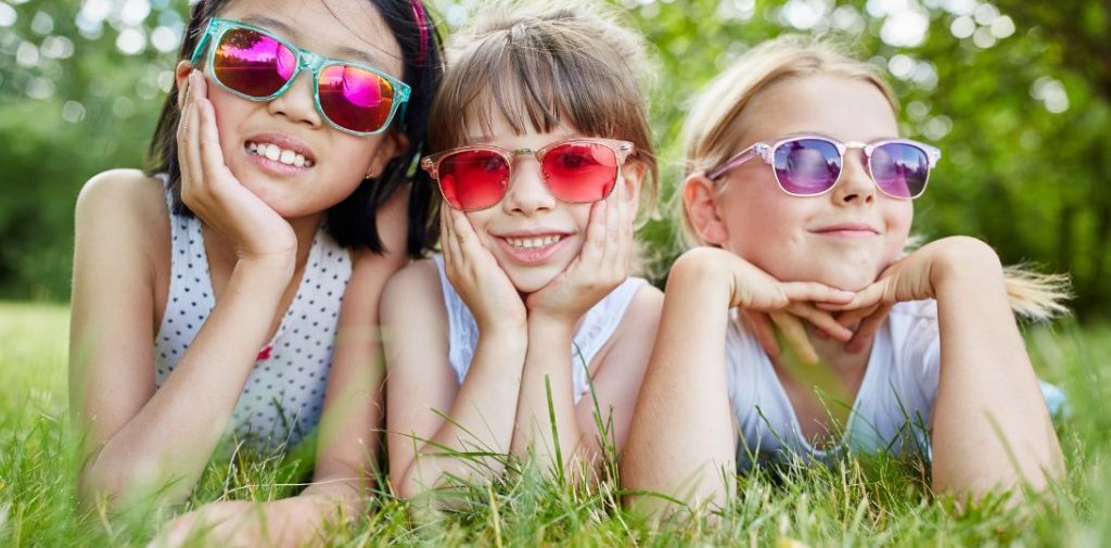 Dlaczego dzieci powinny nosić okulary przeciwsłoneczne? Eksperci ostrzegają przed promieniowaniem UV