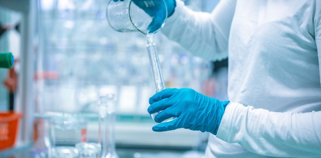 Nowa reakcja może zwiększyć bezpieczeństwo produkcji leków