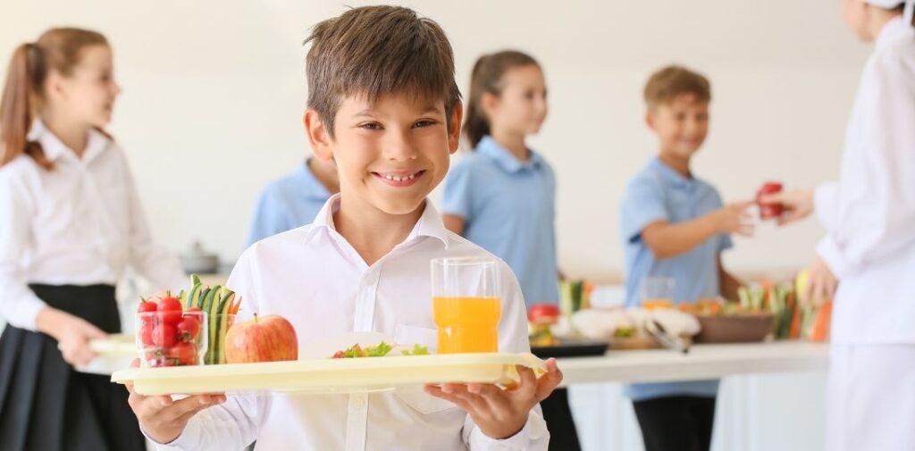 Od 1 września szkolne stołówki zmienią menu na bardziej roślinne. Co najmniej raz w tygodniu posiłek obiadowy będzie bezmięsny