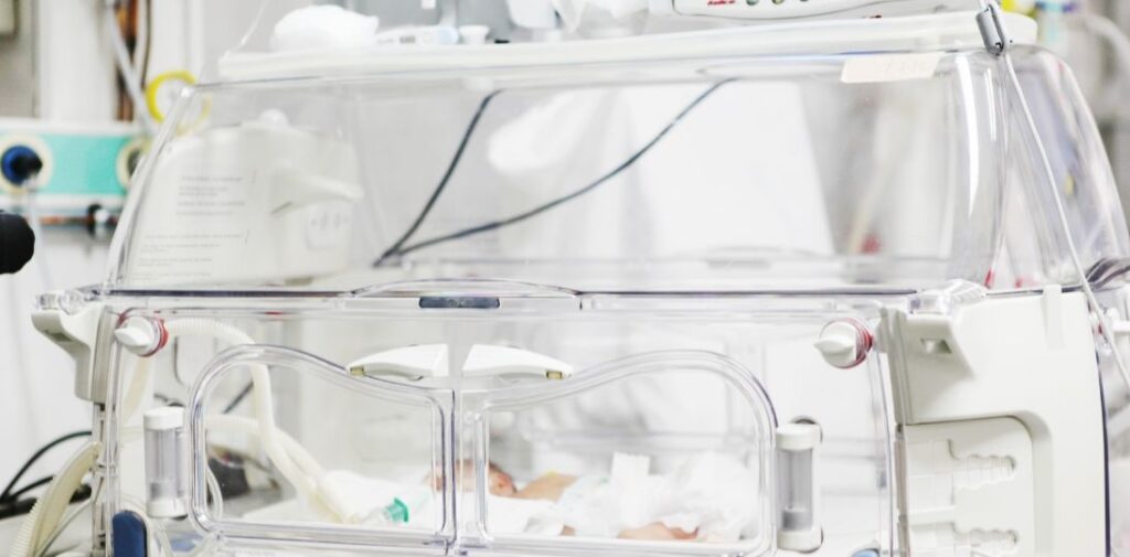 Lekarze z Białegostoku zastosowali hybrydową pompę insulinową u ważącego niespełna kilogram wcześniaka. To może być światowy rekord