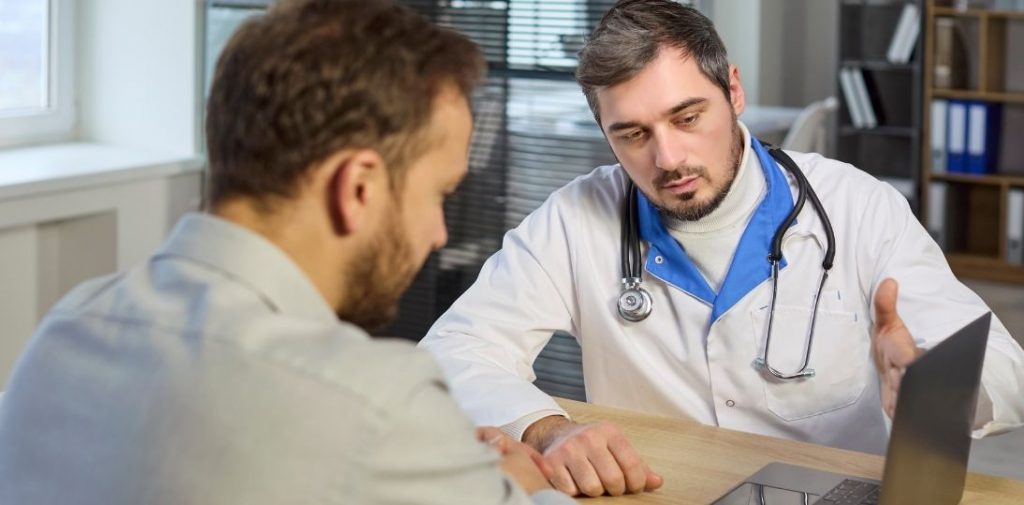 Mammografia, test HPV i kolonoskopia bez skierowania, a zgłaszalność wciąż niska. MZ zmienia sposób zapraszania na badania
