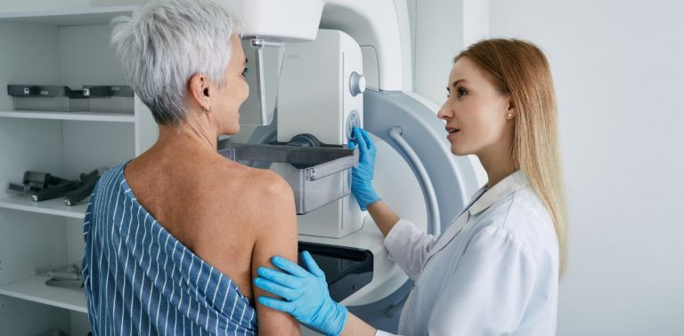 Rak piersi można wykryć wcześnie. Dlaczego ponad 5 mln Polek nie korzysta z bezpłatnej mammografii?