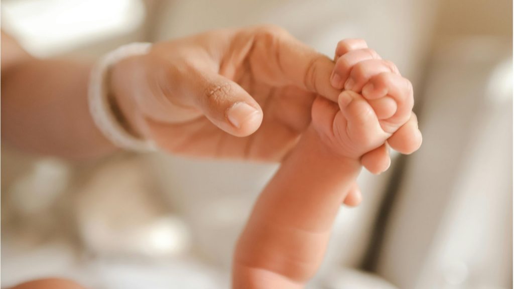 Nie każda mama po porodzie od razu czuje się gotowa do opieki nad noworodkiem