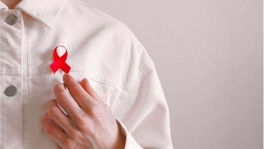 HIV można dziś skutecznie kontrolować. Problemem pozostają późne diagnozy i niska świadomość ryzyka