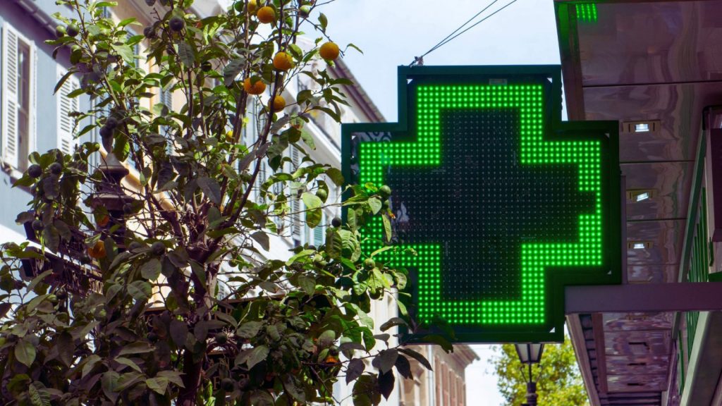 Najniższa liczba aptek od 20 lat. Pacjenci coraz częściej podróżują po leki