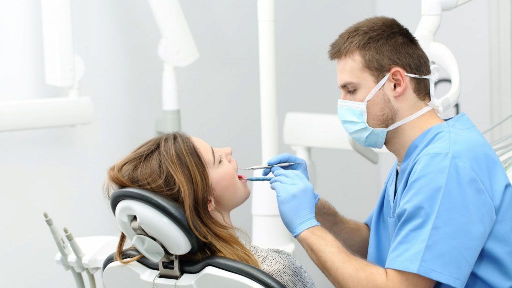 Koszty leczenia częściej zniechęcają Polaków do wizyty u dentysty niż sama obawa przed bólem