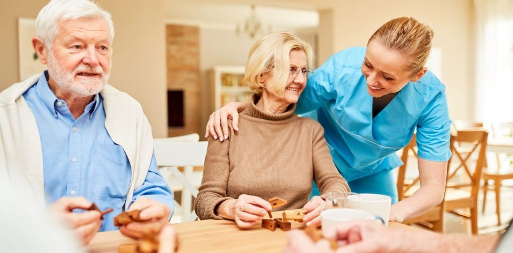 W Polsce brakuje nawet 50 tys. opiekunów seniorów. Eksperci wskazują na model duński