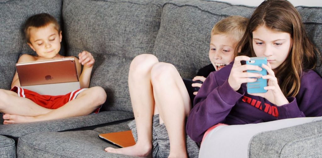 EU KIDS Act: bez social mediów do 13. roku życia, minikonta dla dzieci 13–14 lat
