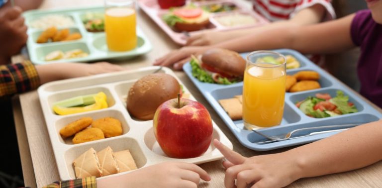 Nowe zasady żywienia w szkołach i przedszkolach. Więcej warzyw i produktów pełnoziarnistych, mniej cukru i żywności przetworzonej