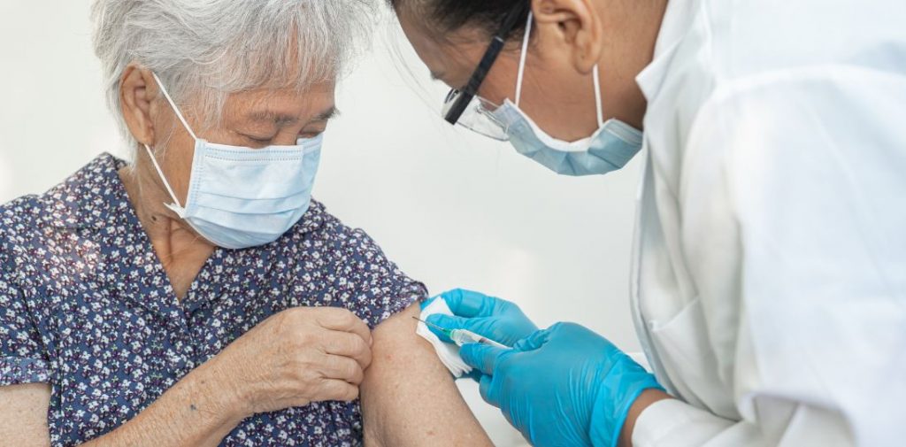 Szczepienia przeciw RSV dla seniorów. Korzysta z nich niespełna 7 proc. osób 65+