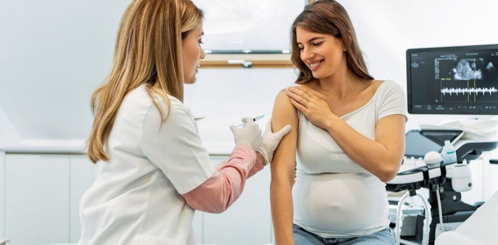Szczepienia w ciąży chronią także noworodka. Grypa, RSV, krztusiec i COVID-19 na liście zaleceń