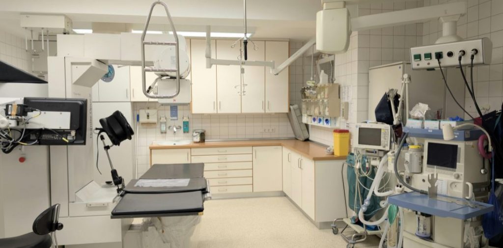 Radiologia interwencyjna leczy udary i nowotwory bez klasycznej operacji. Prof. Januszewicz: w Polsce brakuje specjalistów