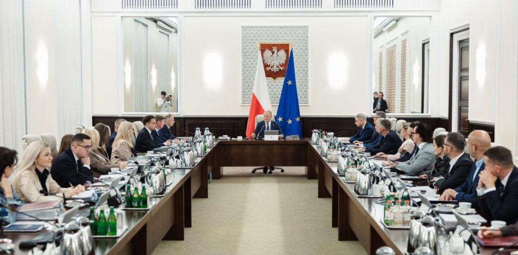 Rząd przyjął pakiet zmian w ochronie zdrowia. Limity wynagrodzeń medyków, jawne konkursy i kontrola kolejek