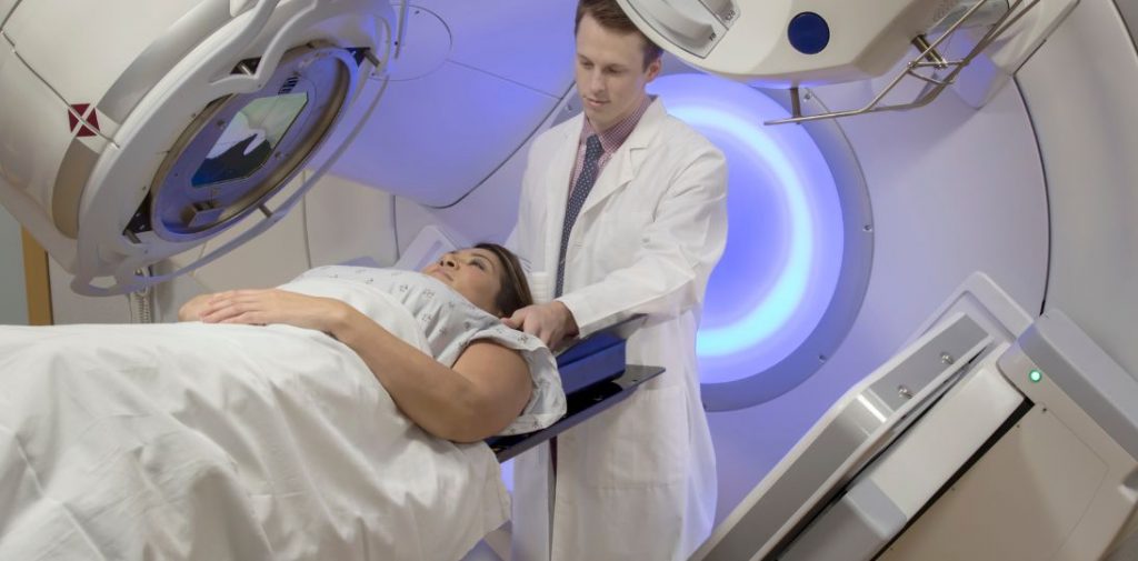 Radioterapia nie boli, a pacjent po niej nie „promieniuje”. Onkolog obala najczęstsze mity