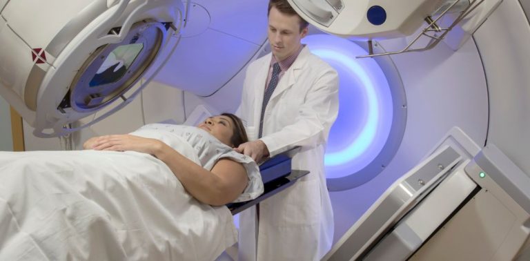Radioterapia nie boli, a pacjent po niej nie „promieniuje”. Onkolog obala najczęstsze mity