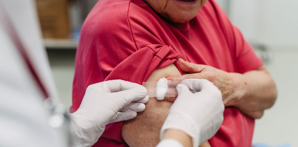 RSV i pneumokoki groźne dla seniorów. Eksperci ostrzegają przed powikłaniami i przypominają o szczepieniach