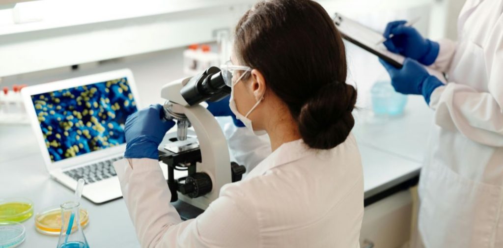 Sztuczna inteligencja i automatyzacja zmieniają laboratoria farmaceutyczne. Eksperci wskazują najważniejsze wyzwania