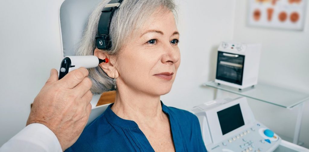 Nowy implant ślimakowy całkowicie pod skórą. Pozwala słyszeć także podczas snu i pływania. W badaniach uczestniczyli polscy naukowcy