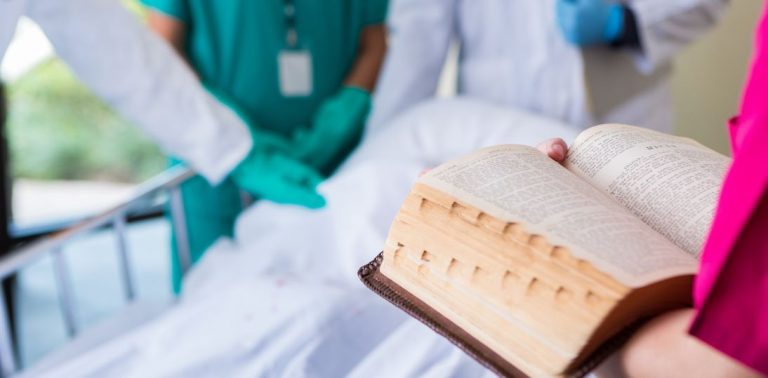 Kto powinien stwierdzać zgon poza szpitalem? Lekarze apelują o pilne uregulowanie funkcji koronera