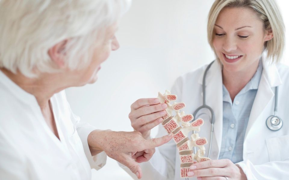 Osteoporoza dotyka 2,3 mln Polaków. Koszty leczenia i rehabilitacji po złamaniu mogą sięgać 50 tys. zł